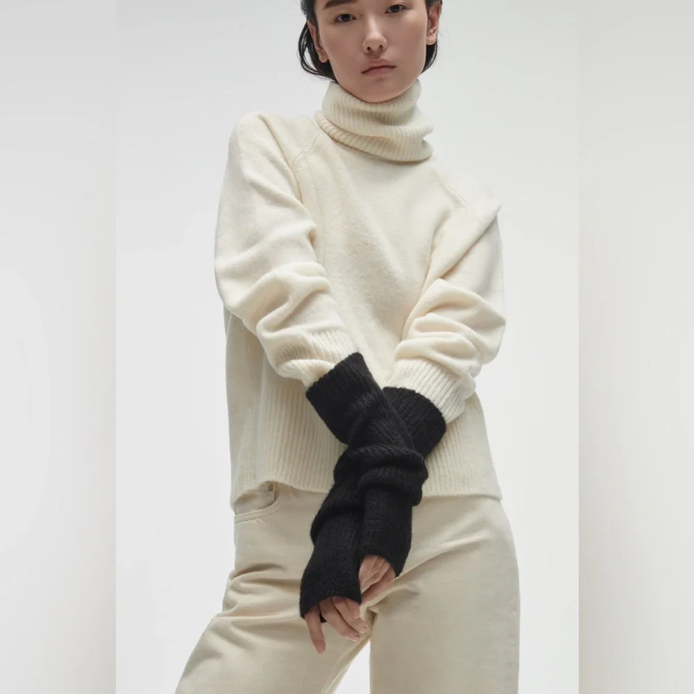 NWT. Zara Black Ribbed Knit Mittens.